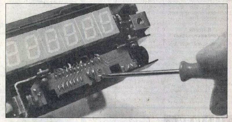 A RASE93 taxaméterek manipulálhatóságáról szóló korabeli cikk illusztrációja.