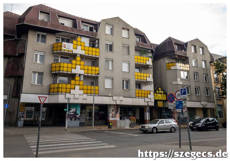 A szolnoki Árkád sarok: üzletsor és társasház
