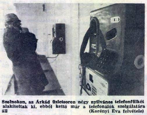 Az Árkád sarok telefonfülkéi új állapotukban...